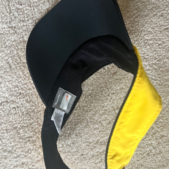 LiveStrong Nike Visor - Picture 2 of 3